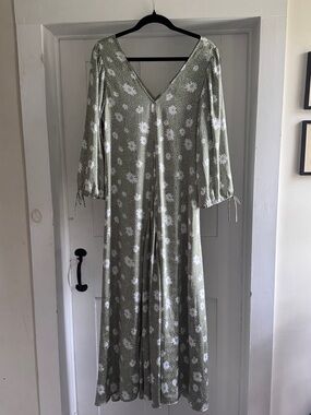 Aritzia Little Moon Maxi Dress NWT Sage Green Daisy Floral Print Puff Sleeve M